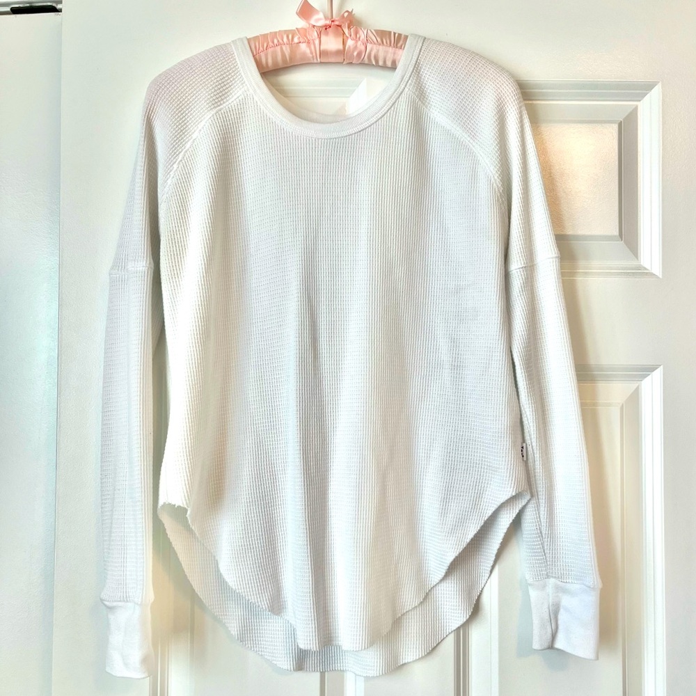 Aritzia TNA white waffle long sleeve. Size: 2xs. Can fit up to a Medium.